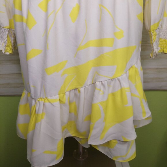 Vince Camuto Women's Yellow/White Abstract Print Smocked Ruffled Dress Size PM - Picture 5 of 12